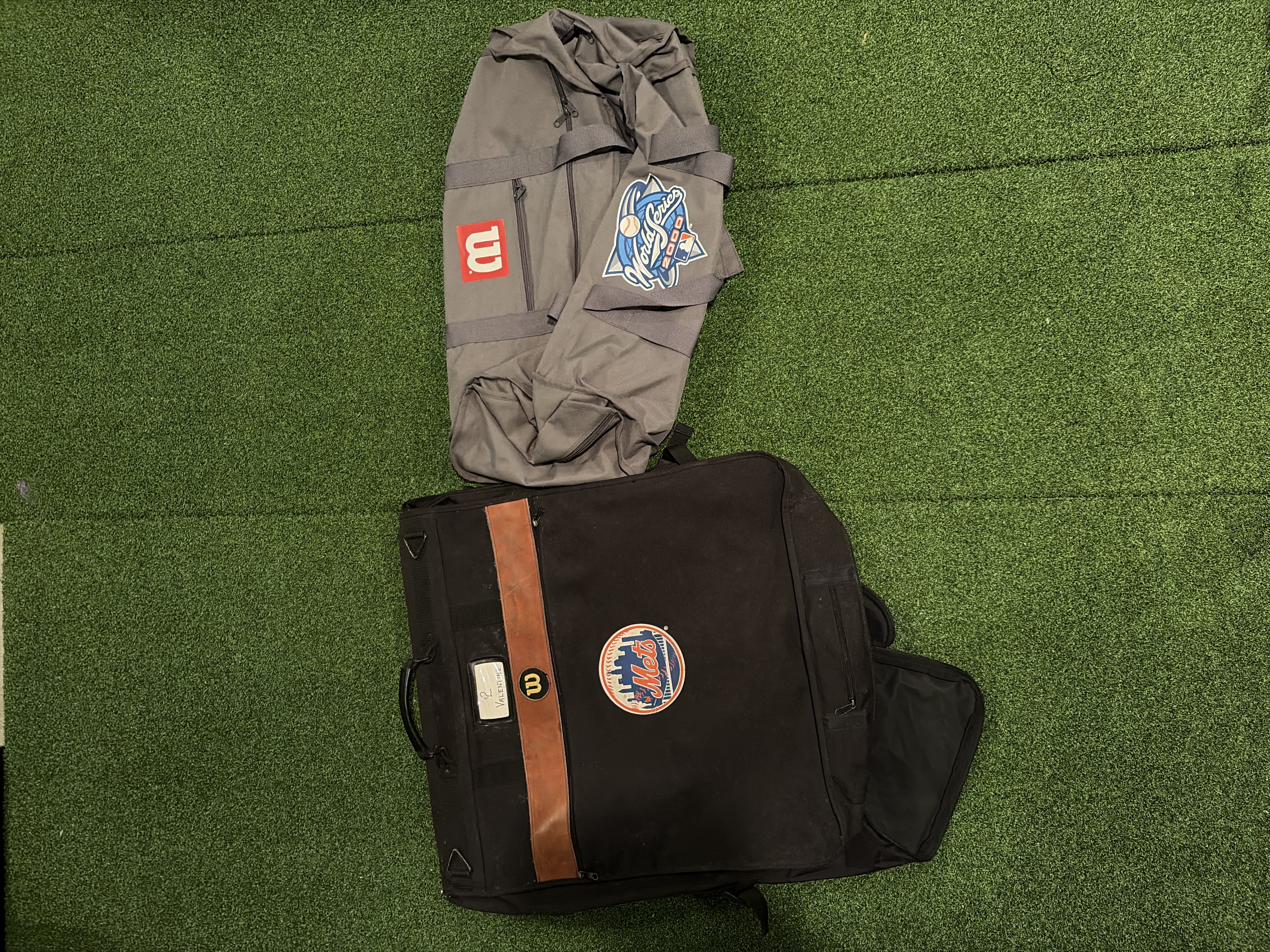 New York Mets Wilson Bags World Series 2000 Gray Duffle & Black Travel Bag